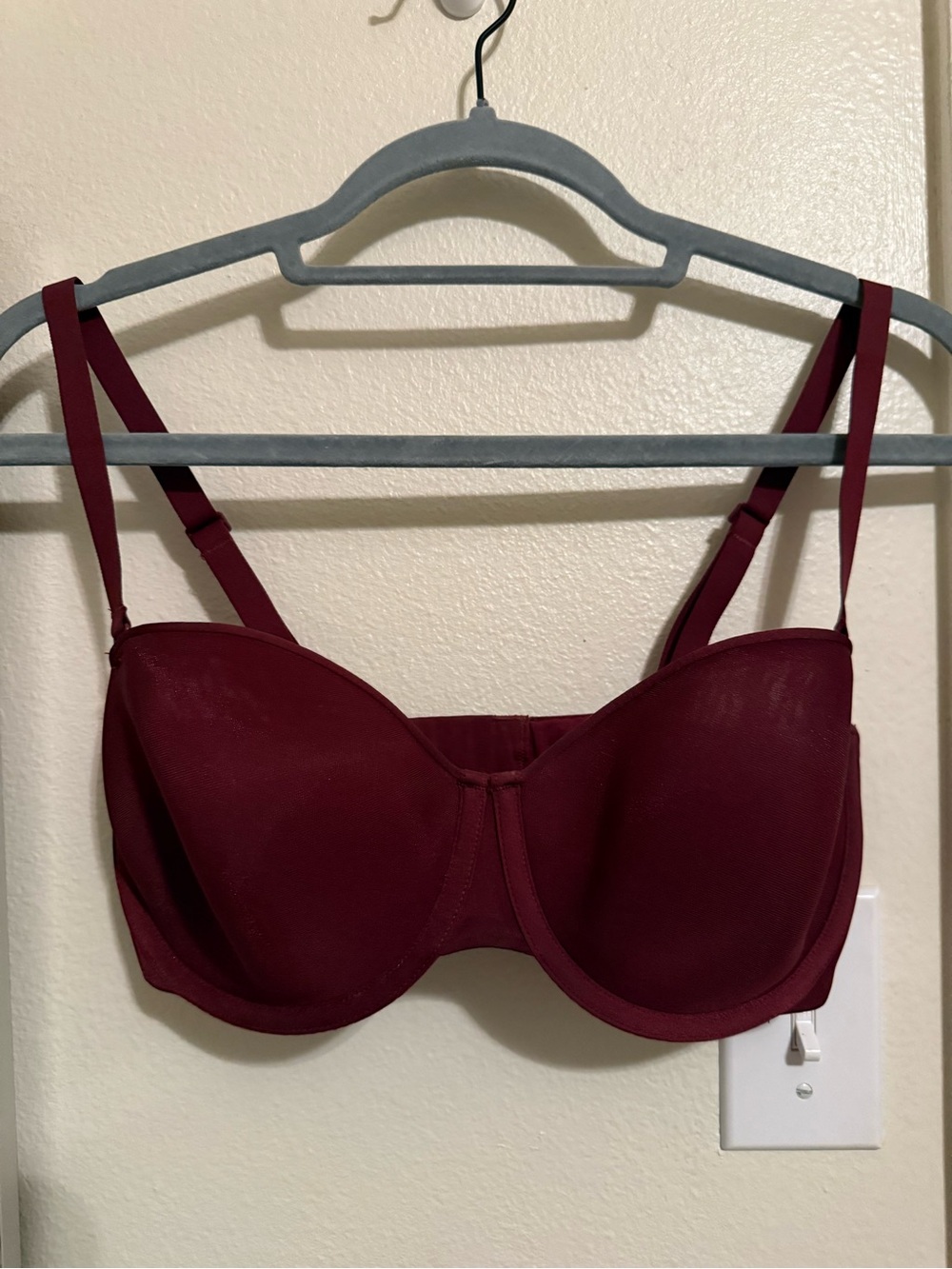 SKIMS Weightless Strapless Bra in Deep Burgundy - Size 36D
